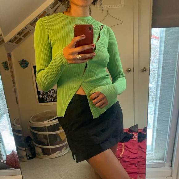 Green ribbed longsleeve with asymmetrical button up detail. Size M. - Picture 4 of 4